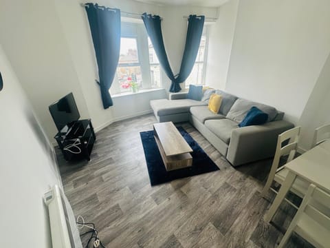 Cardiff flat 3 mins to city centre sleeps up to 6 Apartment in Cardiff