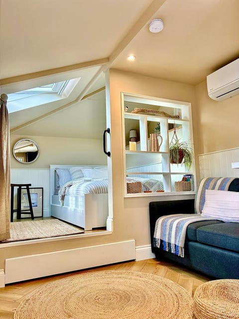 Bed, Living room, Seating area, Bedroom, air conditioner