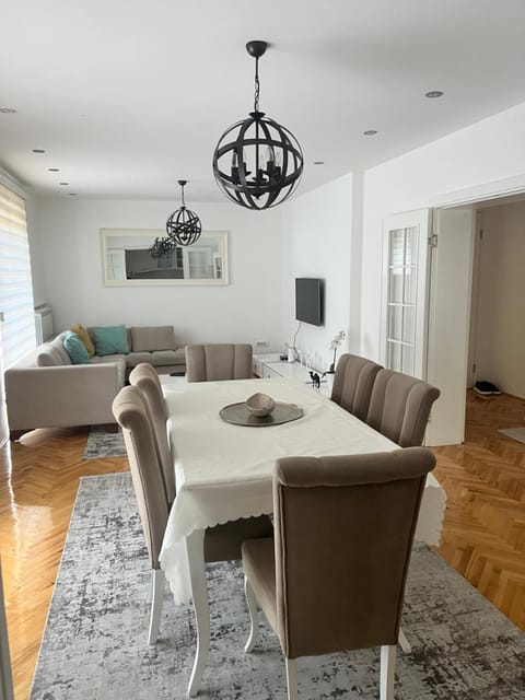 TV and multimedia, Living room, Seating area, Dining area