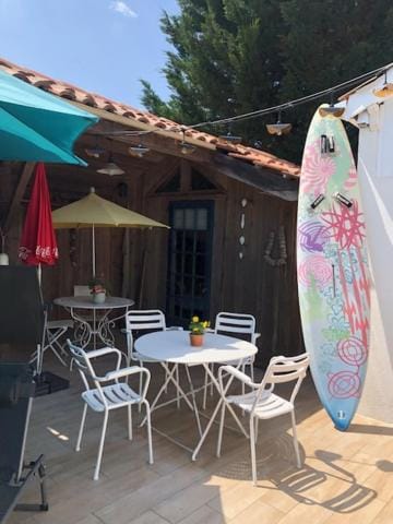 Patio, Day, Dining area