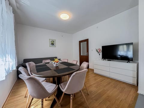 Communal lounge/ TV room, Living room, Seating area, Dining area