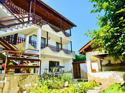 Property building, Day, Balcony/Terrace