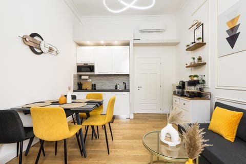 Kitchen or kitchenette, Kitchen or kitchenette, Living room, Dining area