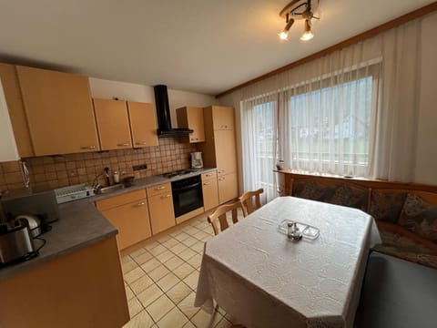 Coffee/tea facilities, Kitchen or kitchenette, Dining area, oven, stove