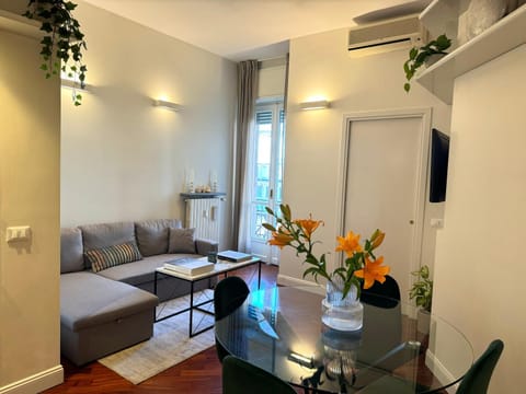 TV and multimedia, Living room, Seating area, Dining area, internet, air conditioner