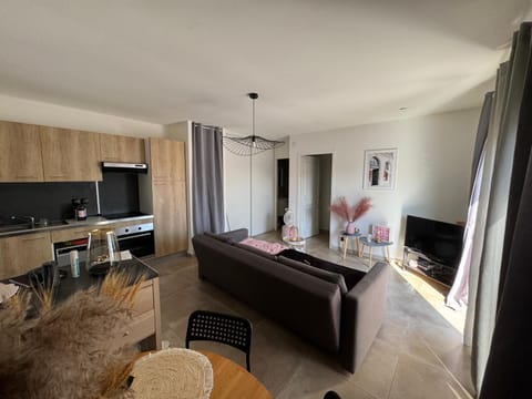 TV and multimedia, Kitchen or kitchenette, Living room, Seating area, Dining area