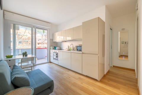Coffee/tea facilities, Living room, Seating area, Dining area, dishwasher, microwave, oven, stove, toaster, washing machine, kitchen