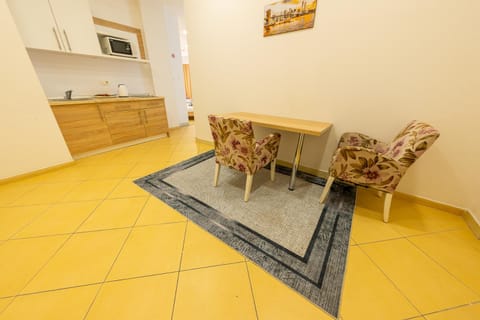 Kitchen or kitchenette, Dining area, microwave, kitchen