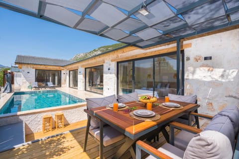 Property building, Day, Living room, Food, Pool view, Swimming pool, Drinks, sunbed