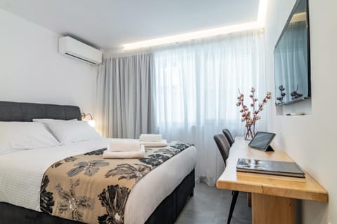 Bed, TV and multimedia, Photo of the whole room, Bedroom, air conditioner