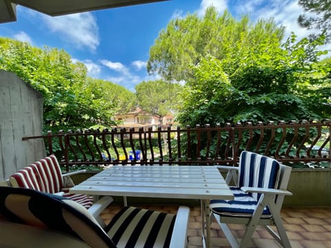 Spring, Day, Garden, View (from property/room), Balcony/Terrace, Dining area, Garden view