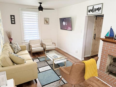 2 BR Quaint Private Bungalow NR Downtown & Beaches House in Pensacola