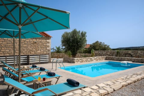 Swimming pool, sunbed