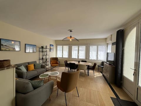 TV and multimedia, Seating area, Dining area