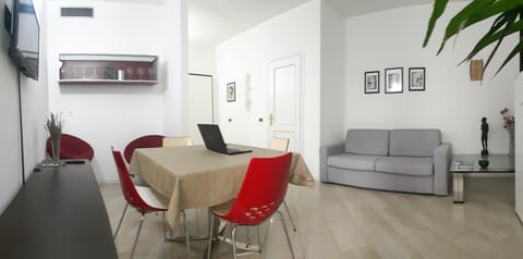 TV and multimedia, Living room, Seating area, Dining area, air conditioner
