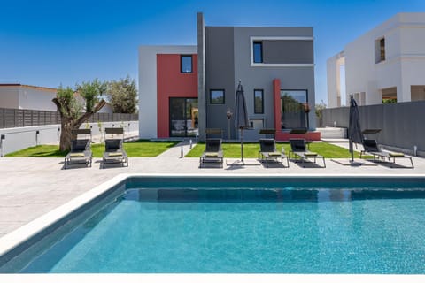 Property building, Patio, Day, Swimming pool, sunbed