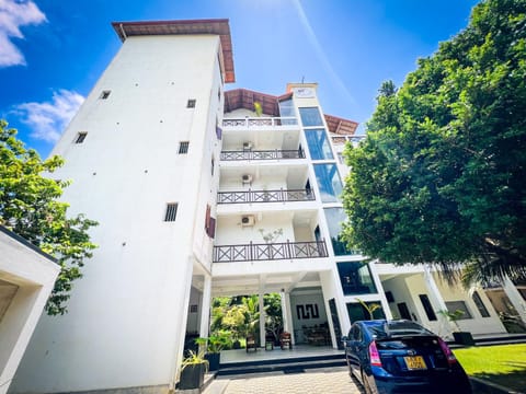 Property building, Spring, Day, Neighbourhood, Street view, Parking