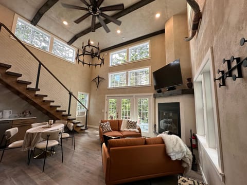 TV and multimedia, Living room, Seating area, fireplace