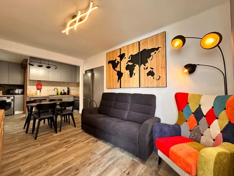 Kitchen or kitchenette, Living room, Seating area, Dining area