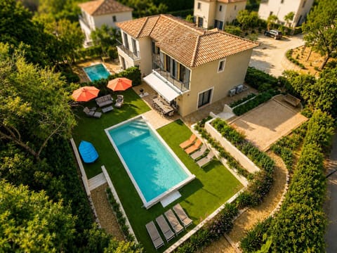 Property building, Day, Garden, Garden view, Pool view, Swimming pool, sunbed