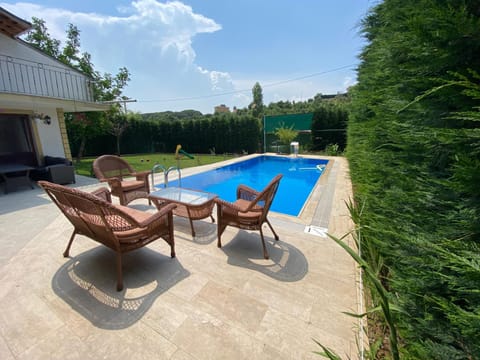 Property building, Patio, Spring, Day, Natural landscape, Garden, Garden, Garden view, Pool view, Swimming pool, sunbed