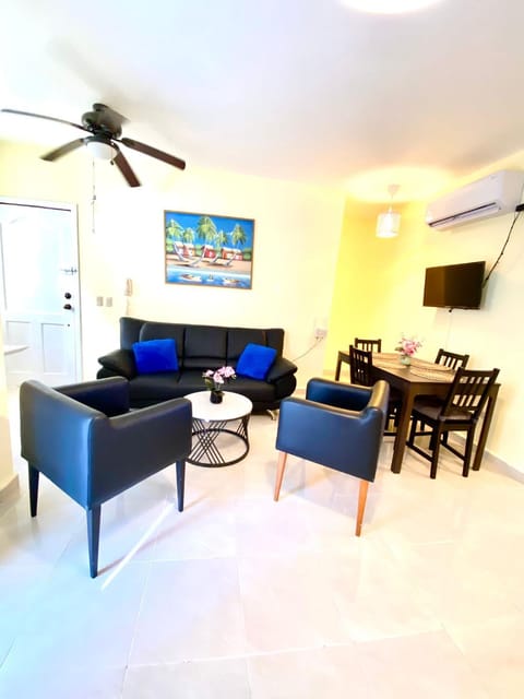 Communal lounge/ TV room, TV and multimedia, Living room, Seating area, air conditioner