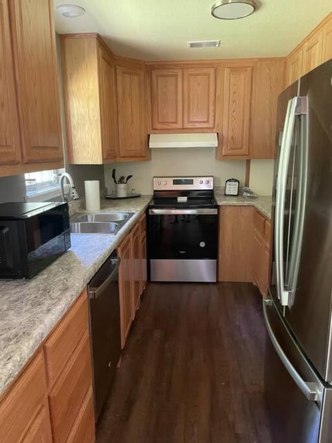 Coffee/tea facilities, Kitchen or kitchenette, dishwasher, microwave, oven, stove, toaster, kitchen