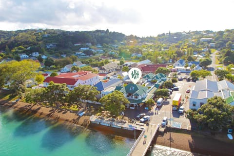 Neighbourhood, Bird's eye view, Location