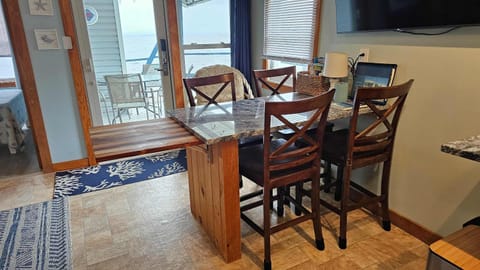 ZaLo House Waterline cabin with Hot Tub Pets Cabin in Lake Champlain