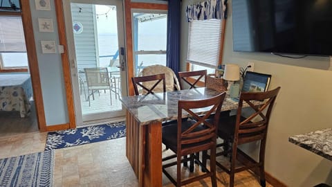 ZaLo House Waterline cabin with Hot Tub Pets Cabin in Lake Champlain