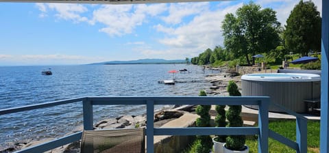 ZaLo House Waterline cabin with Hot Tub Pets Cabin in Lake Champlain
