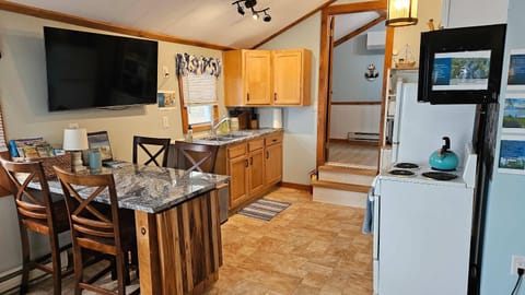 ZaLo House Waterline cabin with Hot Tub Pets Cabin in Lake Champlain