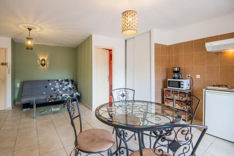 Kitchen or kitchenette, Seating area, Dining area