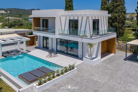 Property building, Patio, Spring, Day, Natural landscape, View (from property/room), Balcony/Terrace, Mountain view, Pool view, Swimming pool, sunbed