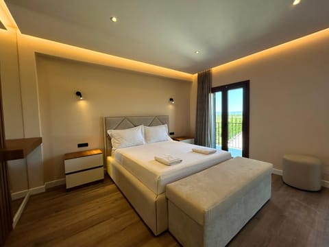 Photo of the whole room, Bedroom, towels