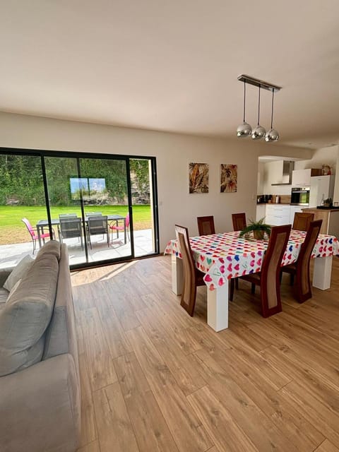 Patio, Living room, Meals