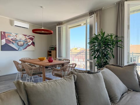 Living room, Photo of the whole room, Seating area, Dining area