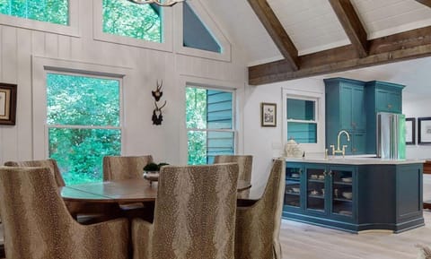 Luxury cabin w chef kitchen & 2 living rooms Cabin in Highlands