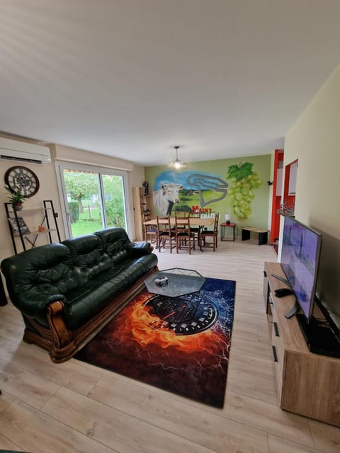 Communal lounge/ TV room, TV and multimedia, Living room, Dining area