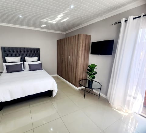 Bed, TV and multimedia, Photo of the whole room, Evening entertainment, Bedroom