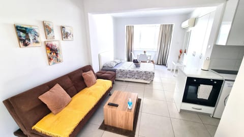 Bed, TV and multimedia, Kitchen or kitchenette, Living room, Photo of the whole room, Seating area, Dining area, Bedroom