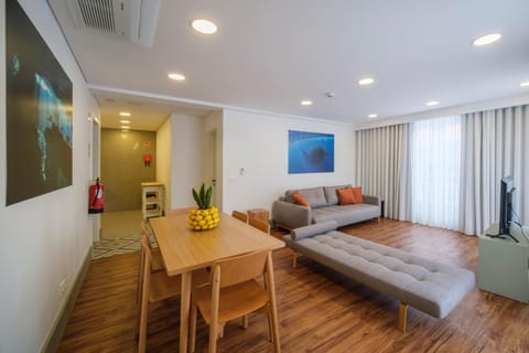 TV and multimedia, Living room, Seating area, air conditioner