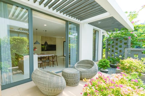 Property building, Patio, Spring, Day, Garden, View (from property/room), Balcony/Terrace, Living room, Seating area, Garden view