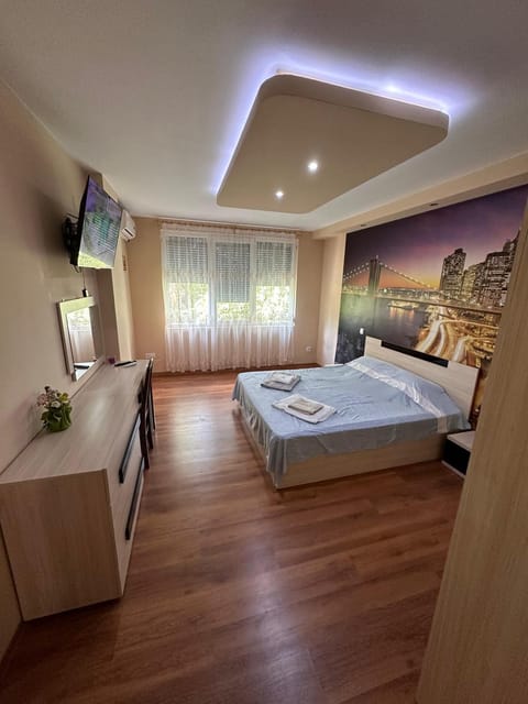 Bed, TV and multimedia, Bedroom