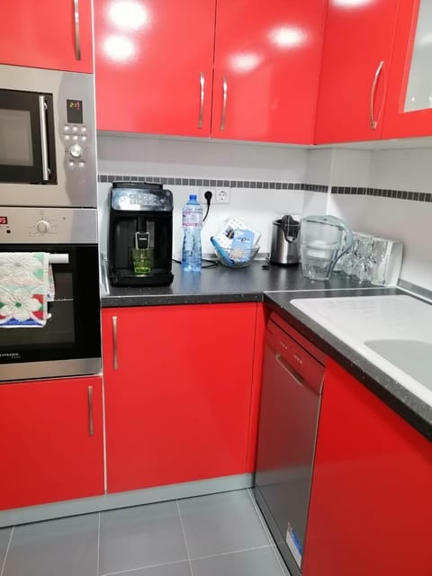 Coffee/tea facilities, dishwasher, microwave, oven
