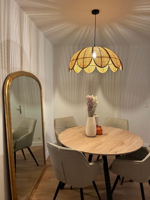 Seating area, Dining area