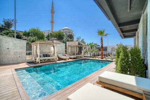 Property building, Patio, Day, Pool view, Swimming pool, Swimming pool, sunbed