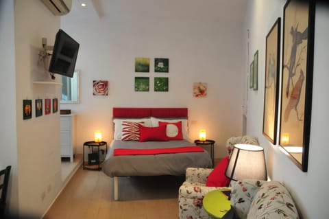 Bed, TV and multimedia, Photo of the whole room, Bedroom