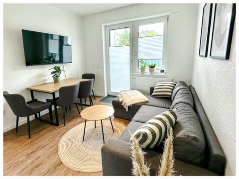 Communal lounge/ TV room, TV and multimedia, Living room, Seating area, Dining area, Evening entertainment