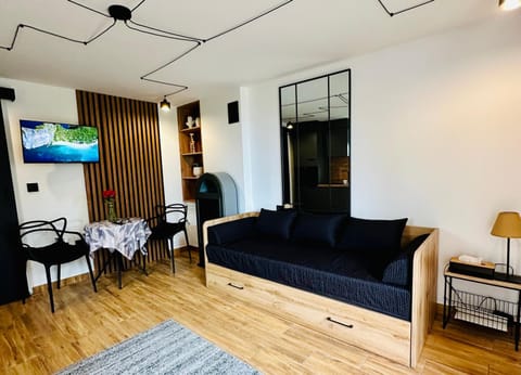 Spring, Summer, Garden, TV and multimedia, View (from property/room), Living room, Seating area, Dining area, Time of day, Sunset
